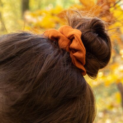 Scrunchie ľanová gumička do vlasov IvanaCrochets